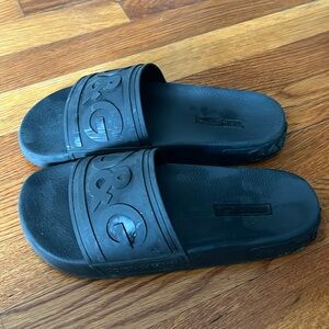 Rubber beachwear sliders with DG logo